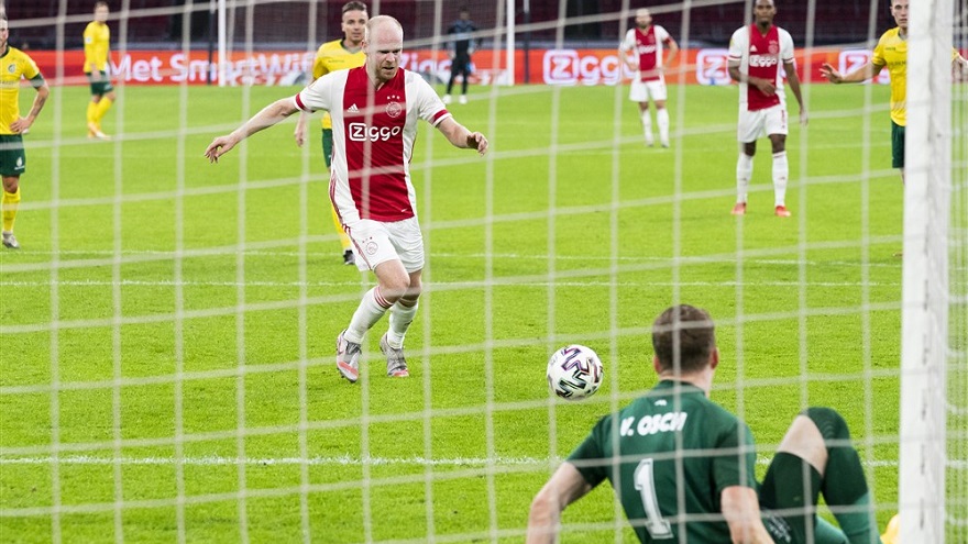 Klaassen legt aan voor de rebound en maakt zo de 1-1.