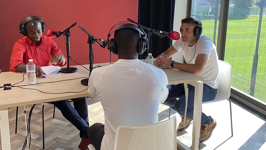 Tadic in gesprek met David the Host (op de rug gezien) en Eyong Enoh.