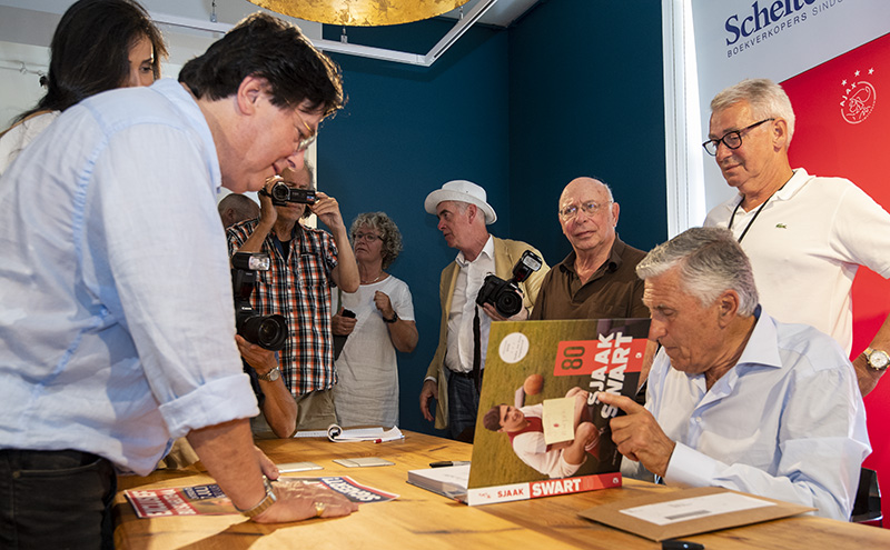 mister-ajax-friends-genieten-van-boekpresentatie-sjaak-swart-80-13