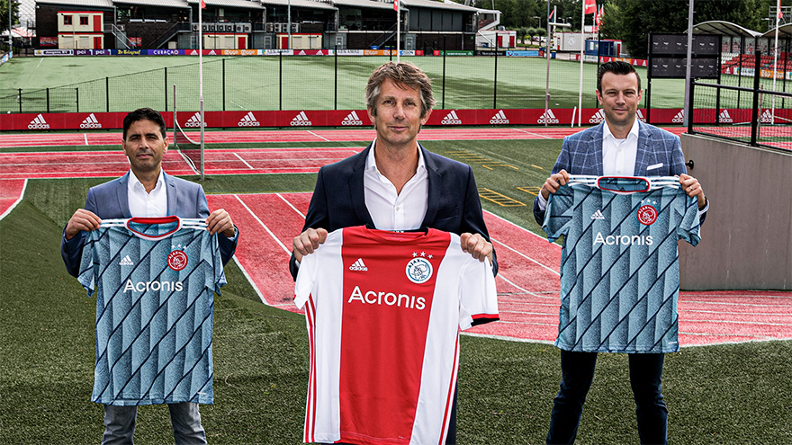 acronis-nieuwe-naam-op-shirt-ajax-jeugd-1