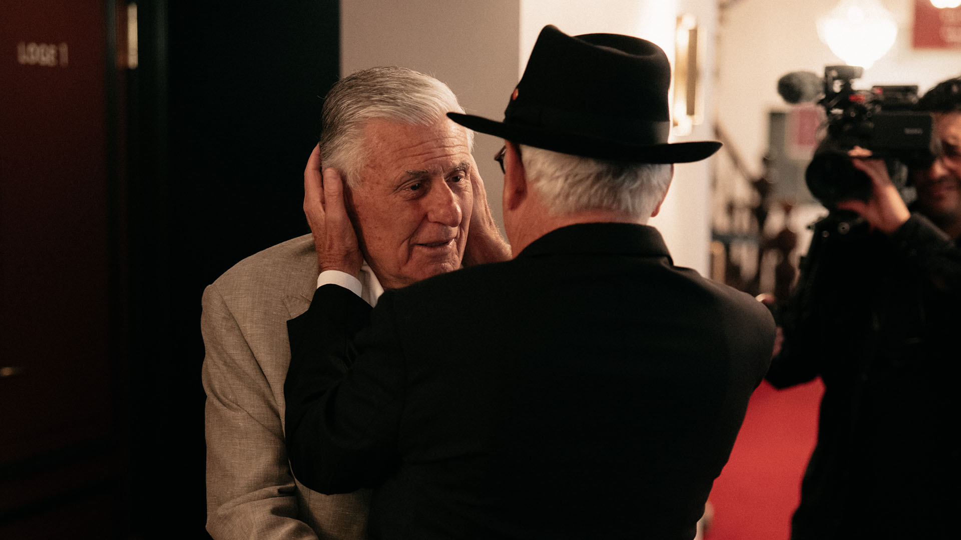 Youp van 't Hek verrast jubilerende Mister Ajax met uniek optreden in Carré