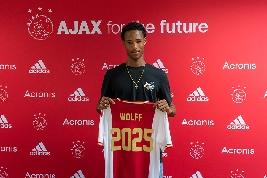 Ajax contracteert Kayden Wolff