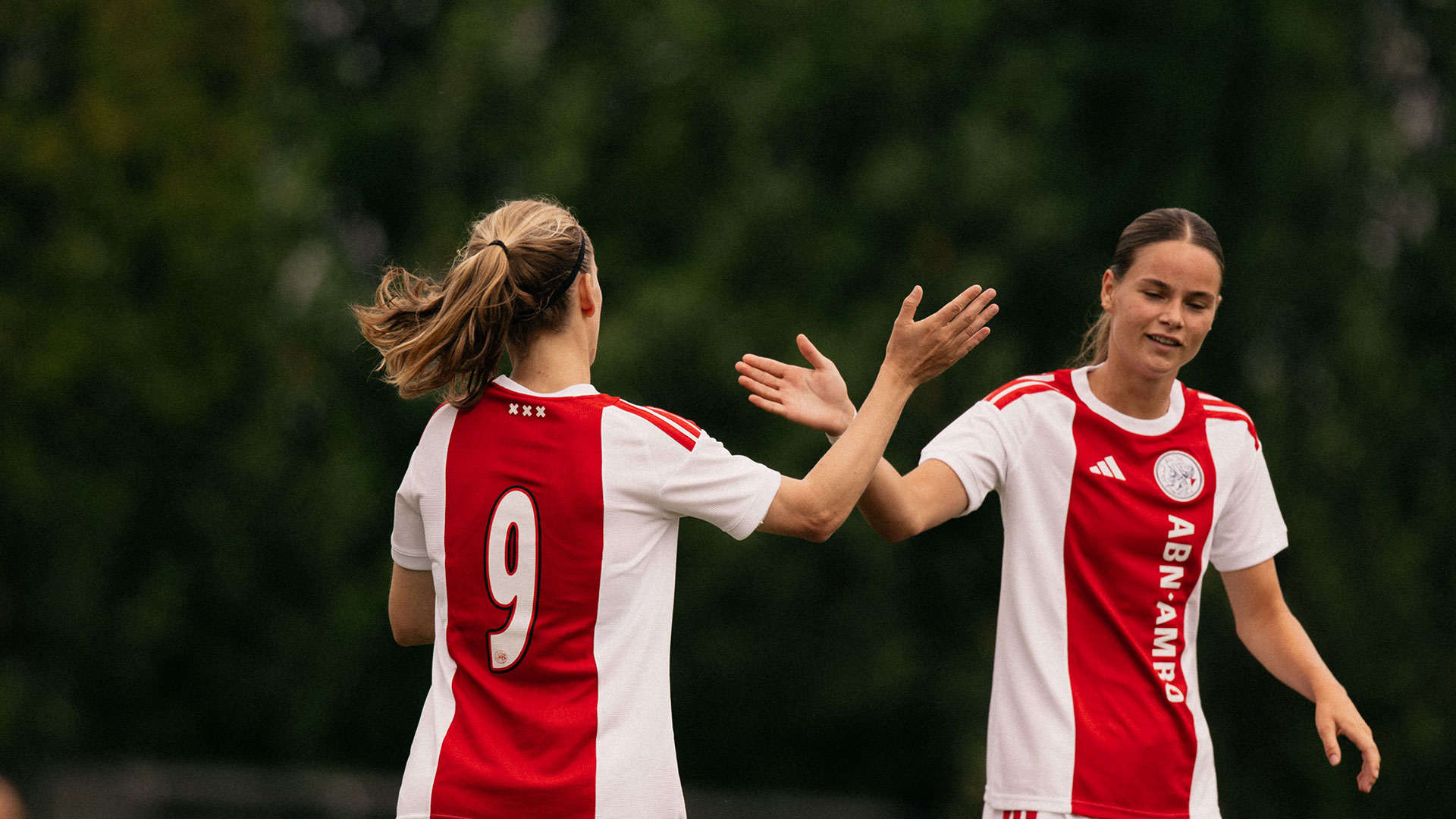 Ajax Vrouwen winnen van Ter Leede: hattrick Snoeijs