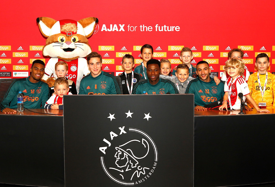 kids-club-persconferentie-lachen-gieren-brullen-2