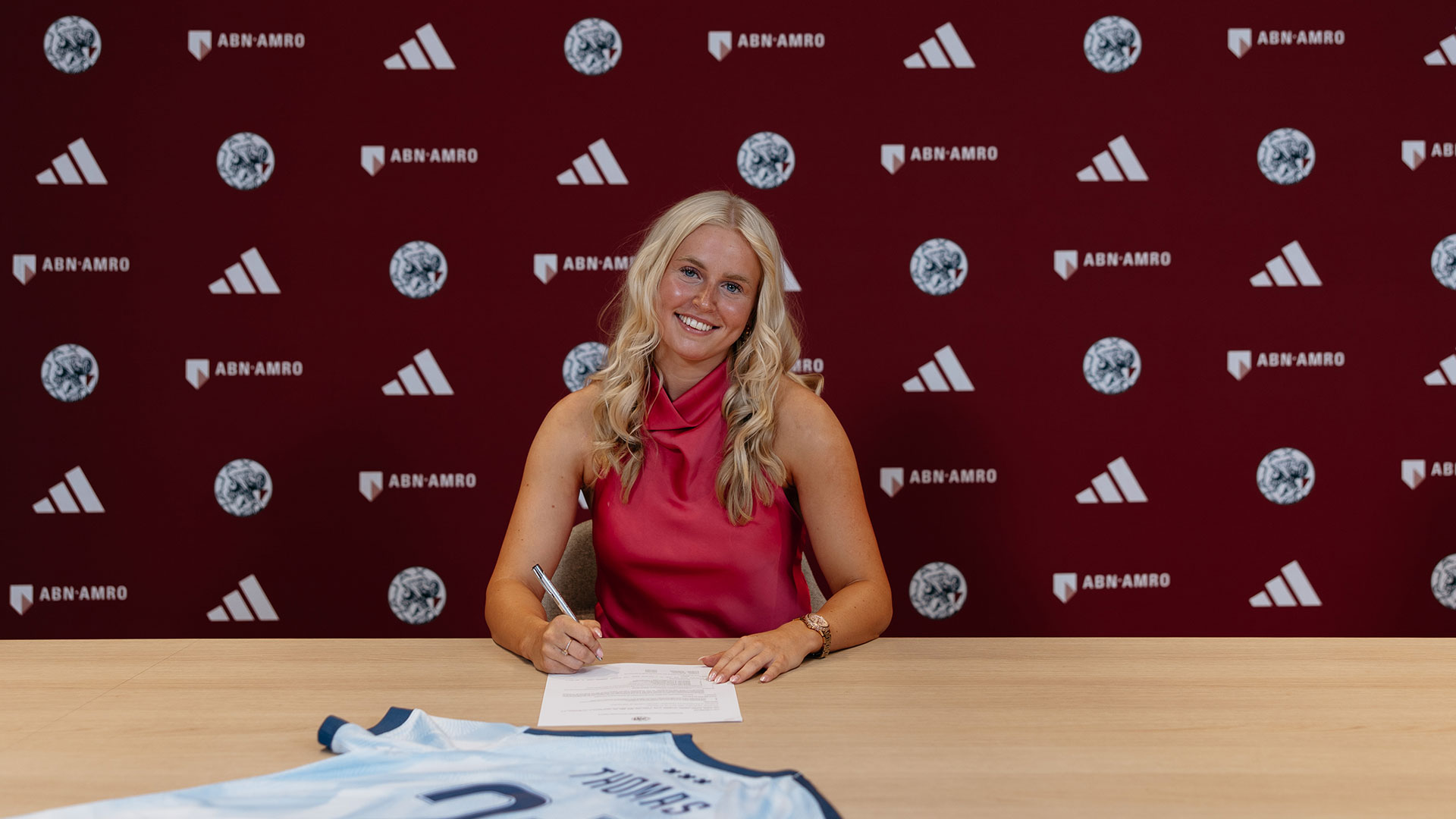 Dolf Roks Ajax contracteert Kealyn Thomas