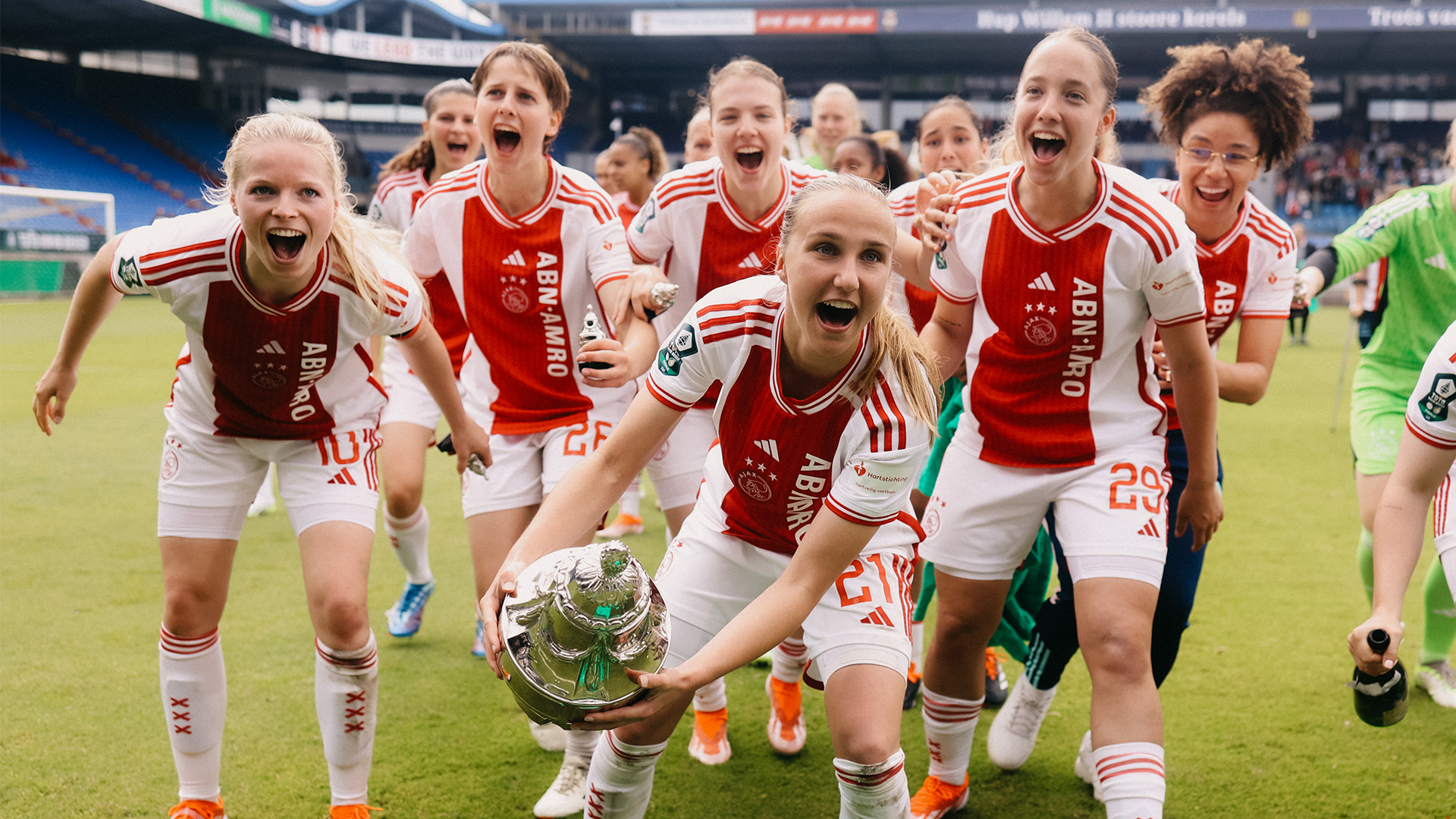 Ajax Vrouwen winnen KNVB Beker