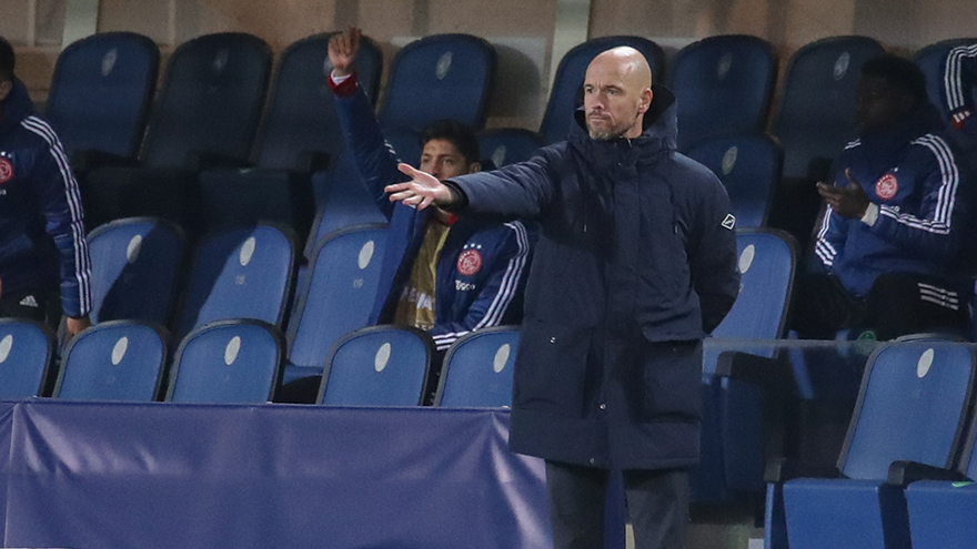 Ten Hag coacht tijdens Atalanta - Ajax (2-2).