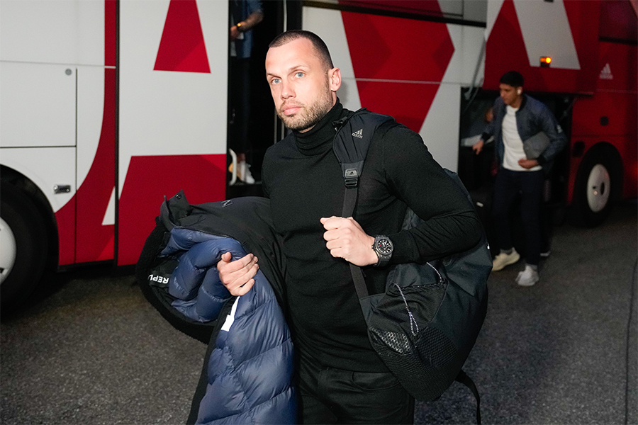 Heitinga Aankomst 900