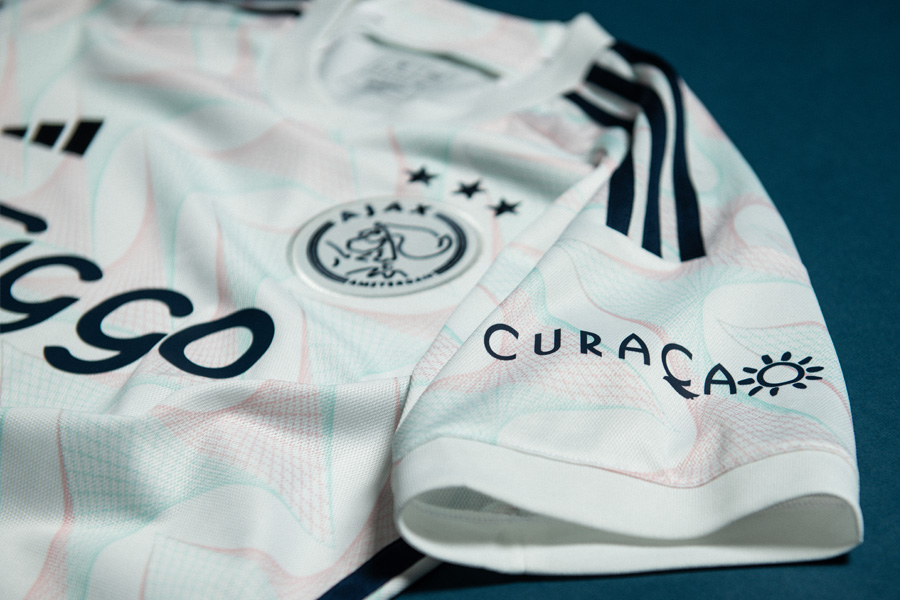 'Onmogelijk' wit basiskleur nieuw Ajax uittenue