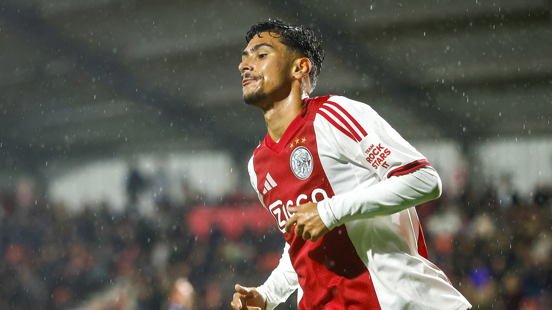 Jong Ajax speelt gelijk op kletsnatte avond