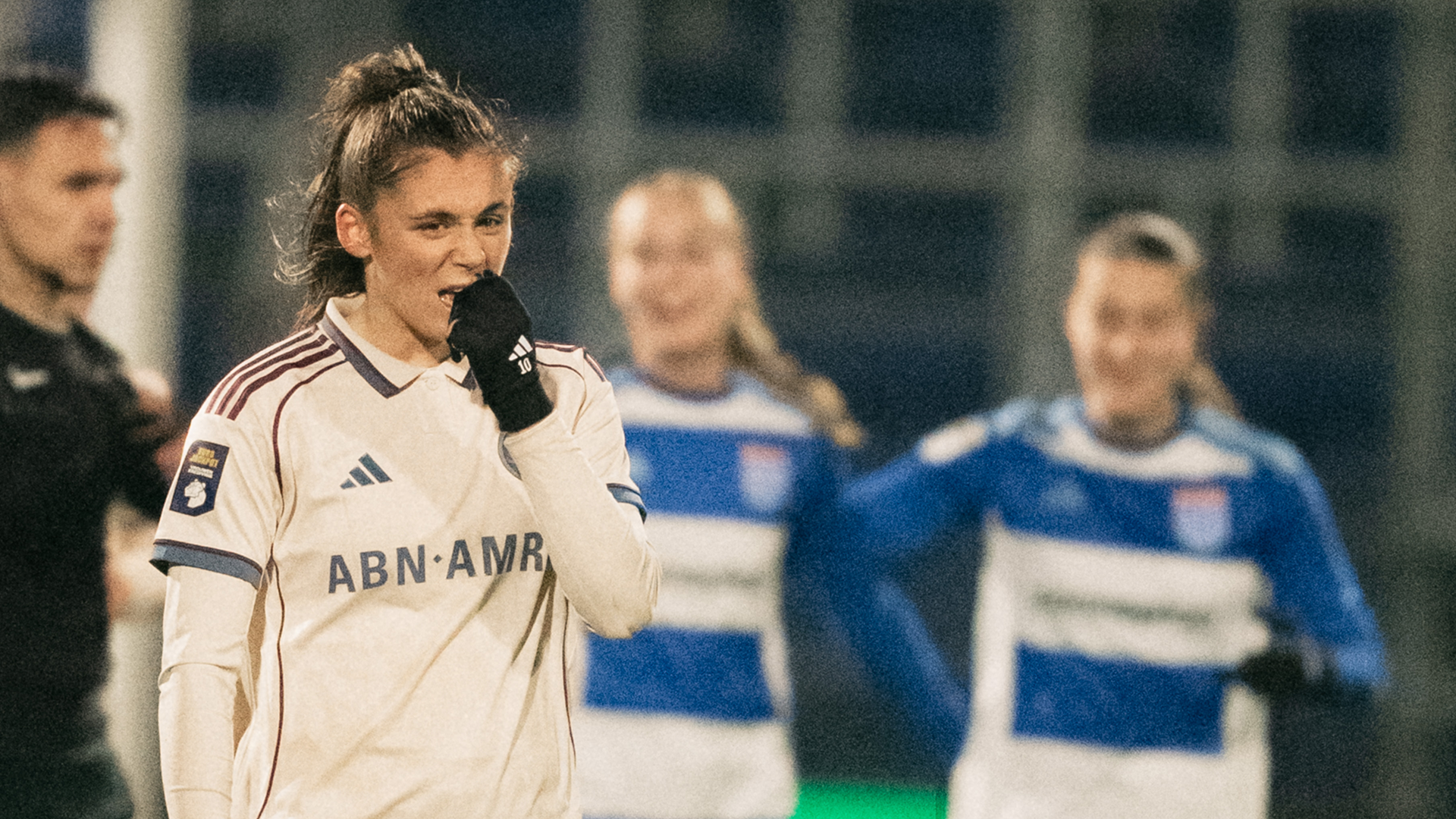 Ajax Vrouwen hard onderuit in Zwolle
