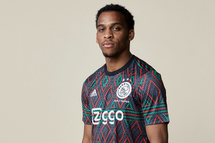 Met andere woorden Diplomaat Napier adidas en Daily Paper presenteren Ajax pre-match-collectie