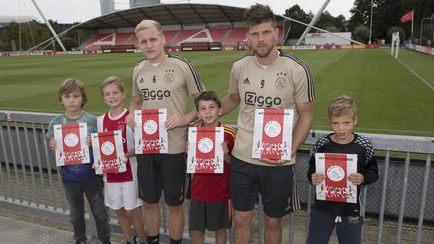 van-de-beek-en-huntelaar-ontvangen-ajax-het-ultieme-fanboek-