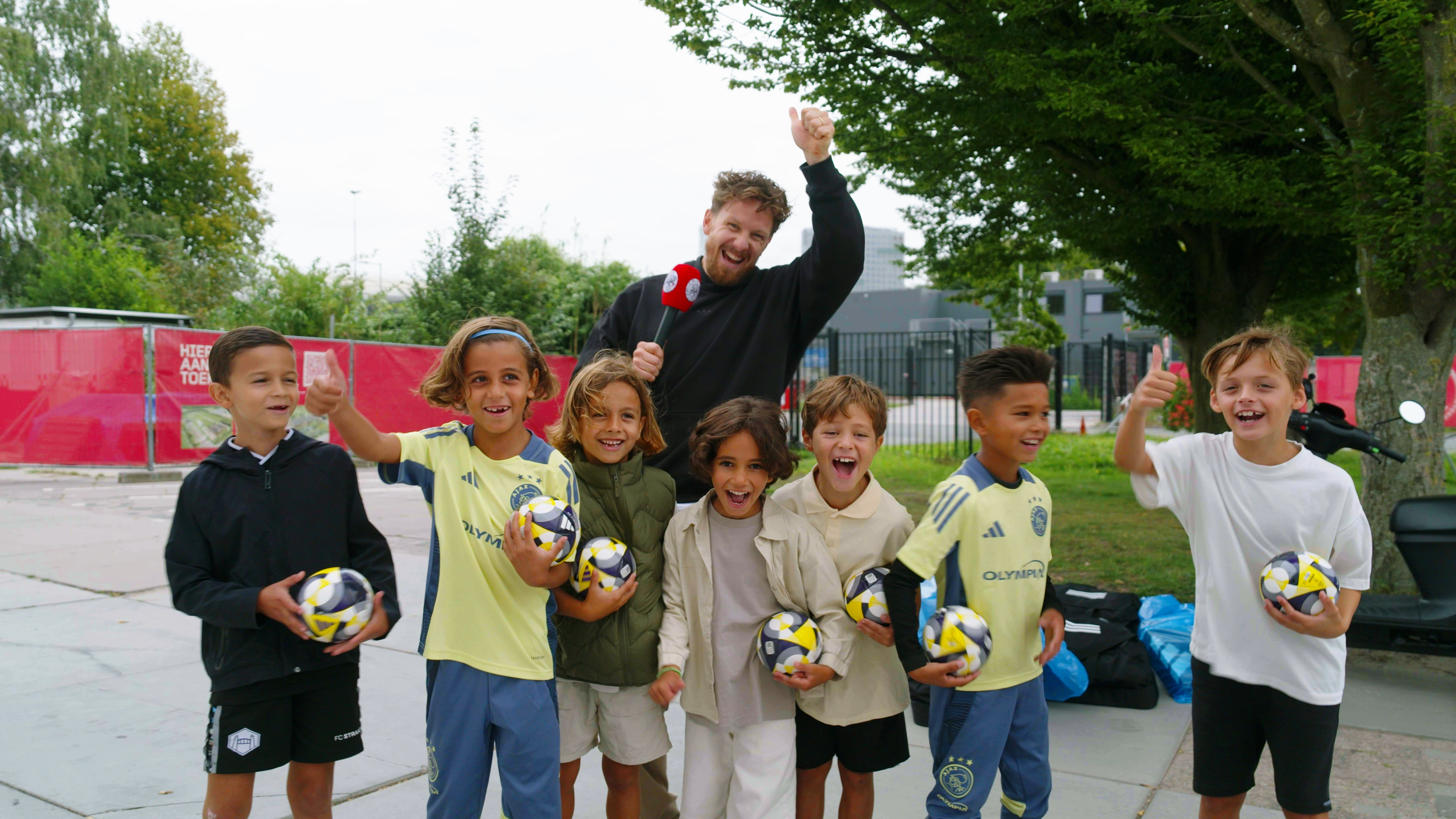 Veel enthousiasme bij kledinguitgifte, jongste Ajacieden kijken ogen uit