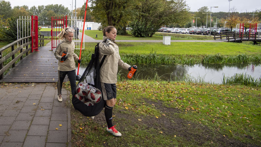 laatste-training-ajax-vrouwen-voor-vlucht-naar-lyon-1