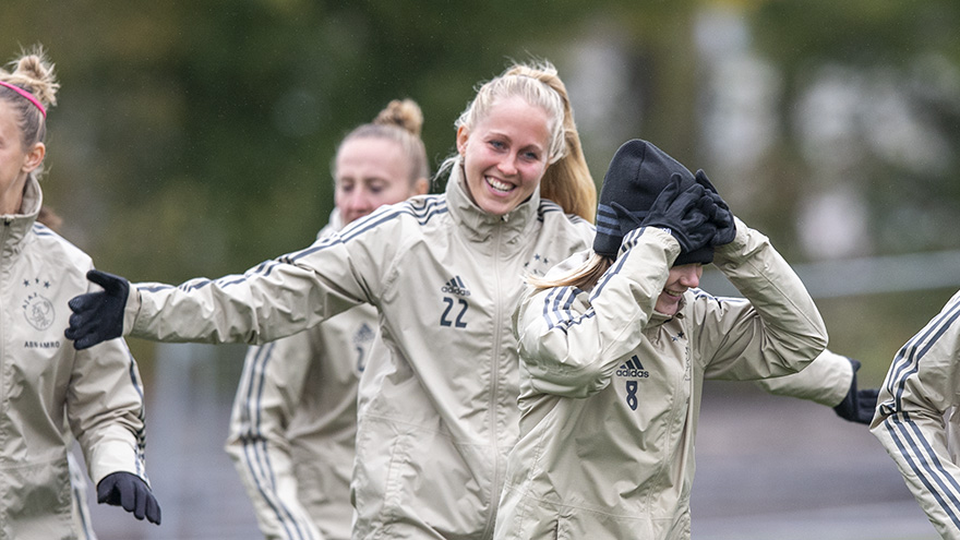 laatste-training-ajax-vrouwen-voor-vlucht-naar-lyon-15