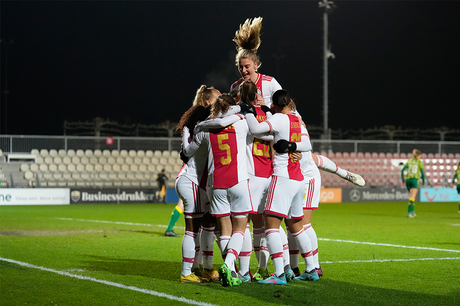 Ajax Vrouwen Juichen 900