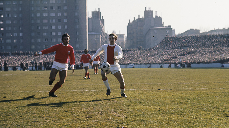 LB 690305 Ajax Benfica In Parijs Cruijff In Actie