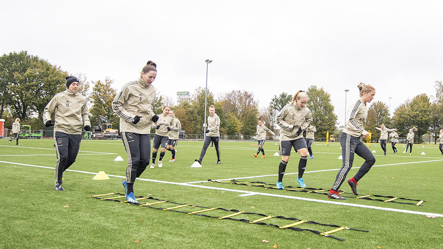 laatste-training-ajax-vrouwen-voor-vlucht-naar-lyon-10