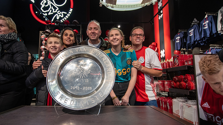 drukke-opening-van-ajax-fanshop-in-batavia-stad-7