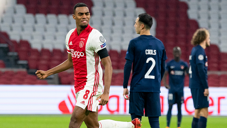 Gravenberch juicht na zijn doelpunt tegen FC Midtjylland in de UEFA Champions League.