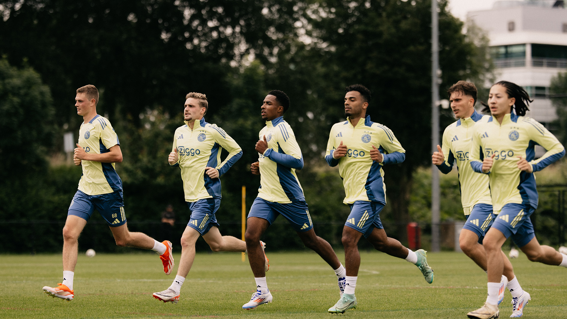 De kop is eraf, energieke start in Amsterdam