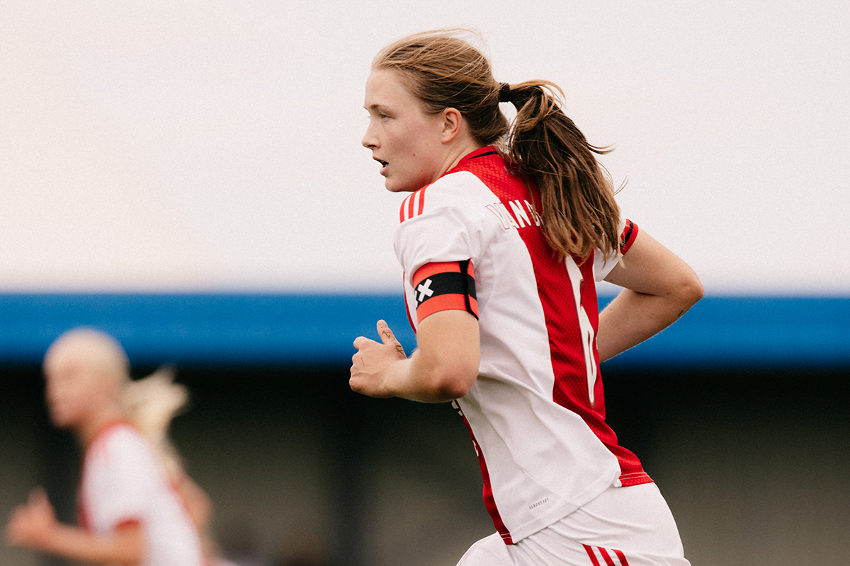 Jonna Van De Velde100 02