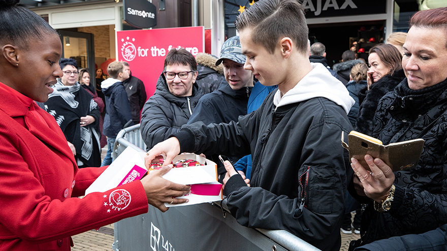 drukke-opening-van-ajax-fanshop-in-batavia-stad-9