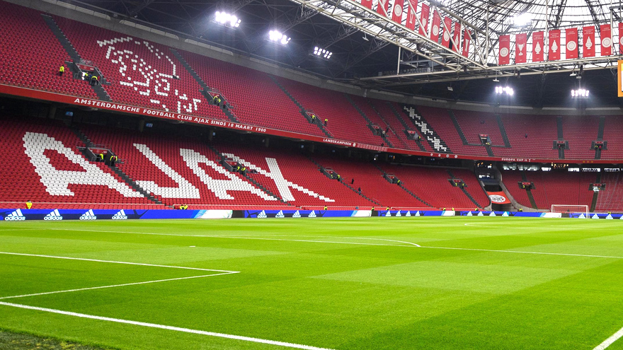laatste-stoelen-vervangen-johan-cruijff-arena-helemaal-rood-wit-3