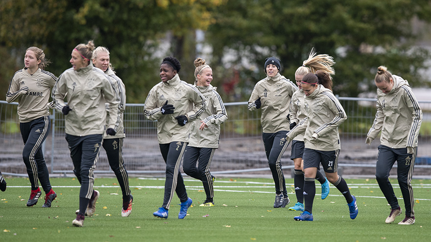 laatste-training-ajax-vrouwen-voor-vlucht-naar-lyon-17
