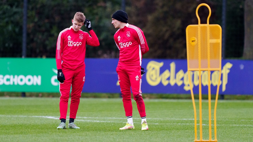 Hlynsson tijdens een training van Ajax 1 in gesprek met Steven Berghuis.