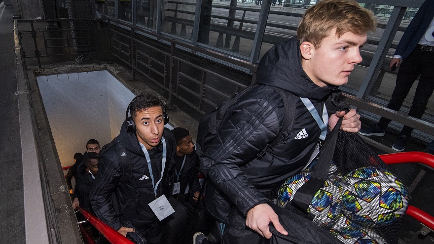 Salah-Eddine vorig seizoen tijdens de treinreis richting OSC Lille. Voor hem Christian Rasmussen.
