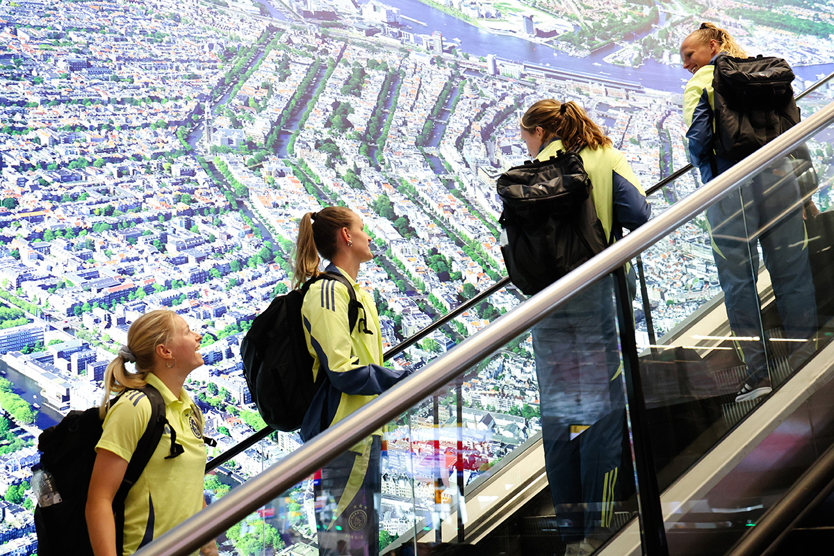 Ajaxvrouwen Schiphol1