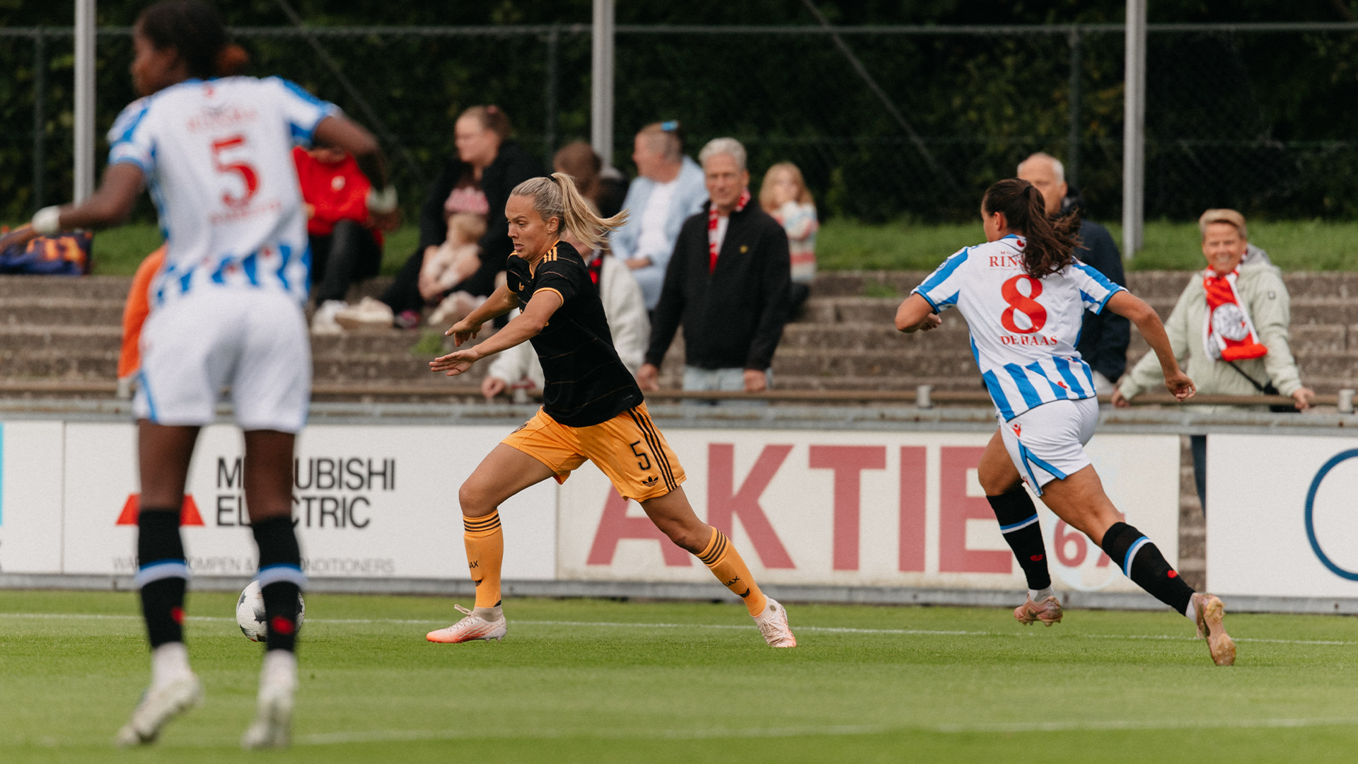 Eerste puntenverlies voor Ajax Vrouwen in Heerenveen
