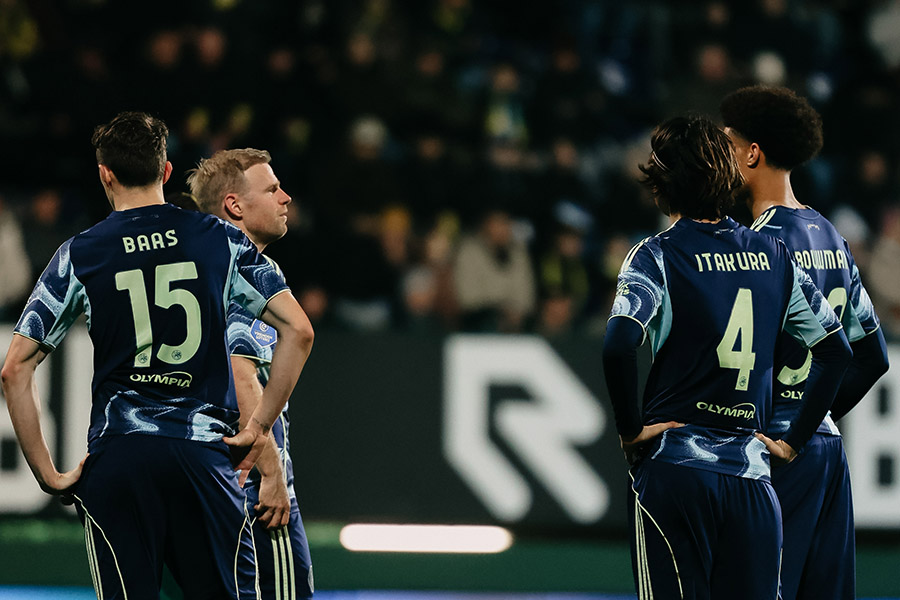 Handen In De Zij Ajacieden