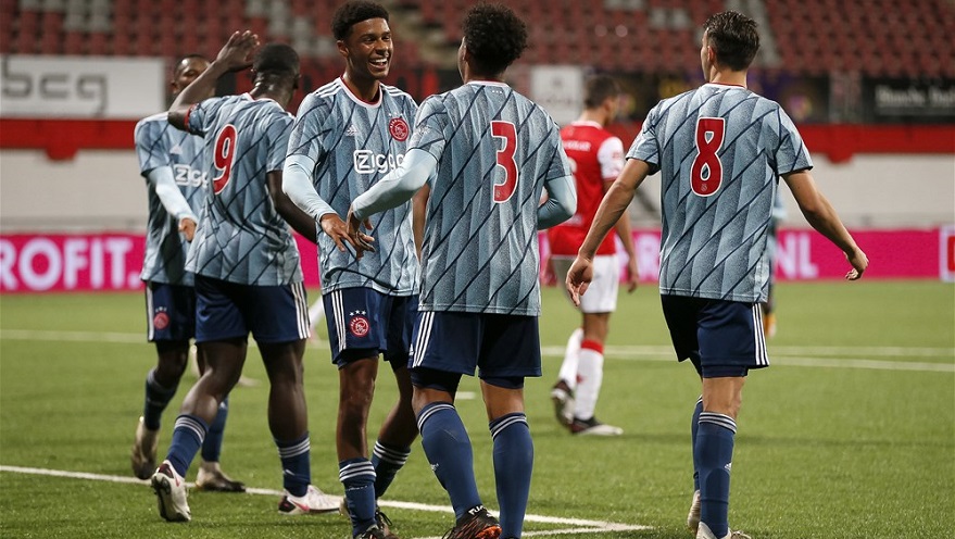 Jong Ajax mocht in Limburg in totaal vijf keer juichen. Hier wordt Nordin Musampa (nummer drie) gefeliciteerd met zijn eerste goal in het betaalde voetbal.