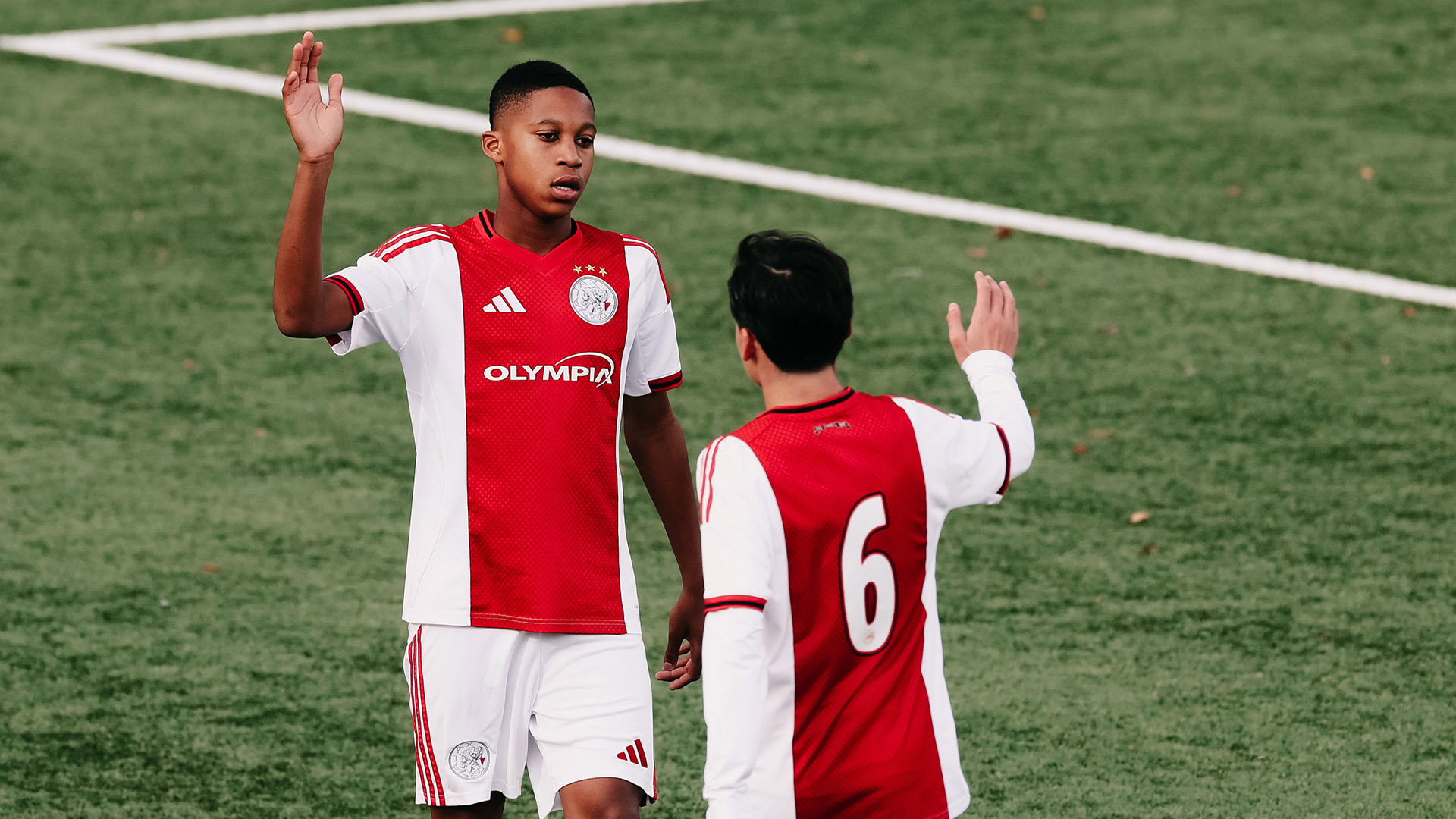 Ajax O16 Highfive 1920