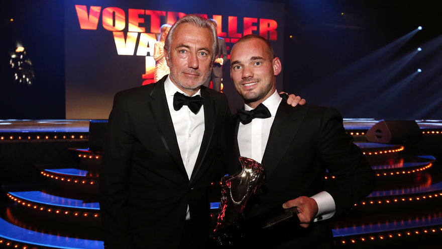-stralende-ziyech-draagt-gouden-schoen-op-aan-moeder--6