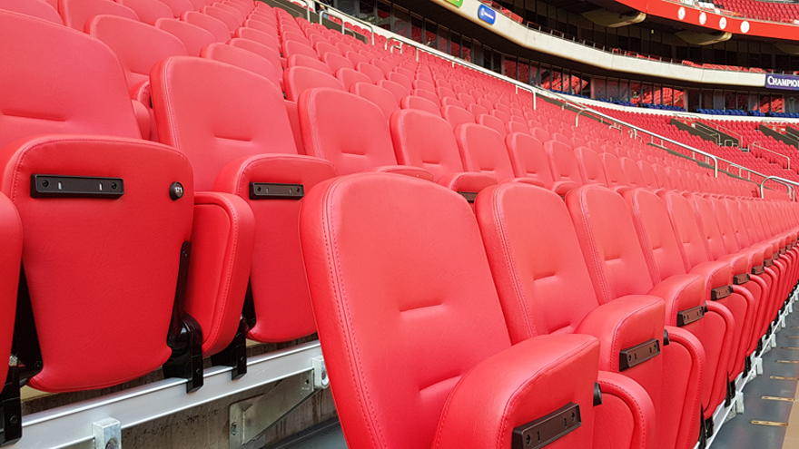 laatste-stoelen-vervangen-johan-cruijff-arena-helemaal-rood-wit-1