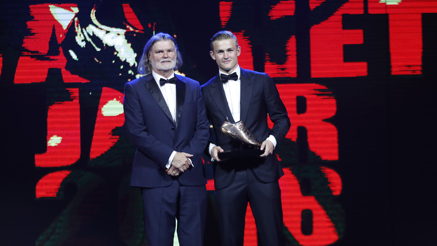 -stralende-ziyech-draagt-gouden-schoen-op-aan-moeder--7