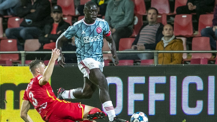 Brian Brobbey passeert een Go Ahead-speler.