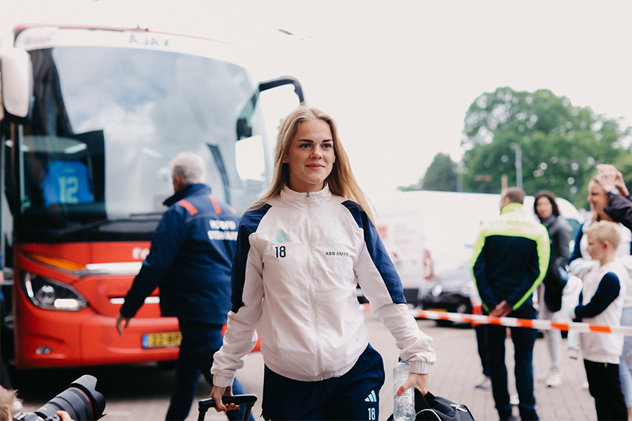 Aankomstajaxvrouwen4