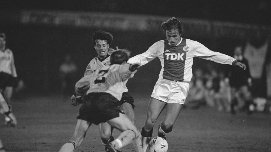 Rob Witschge namens Ajax in 1988 tegen Young Boys.