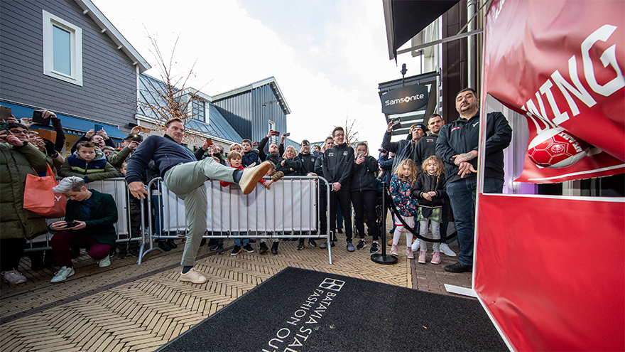 drukke-opening-van-ajax-fanshop-in-batavia-stad-1