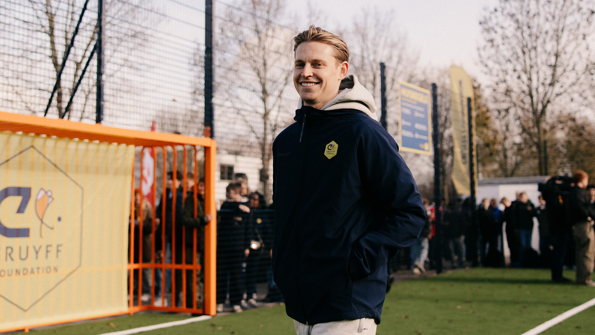 Frenkie de Jong opent Cruyff Court: 'Legacy van Cruijff voortzetten'