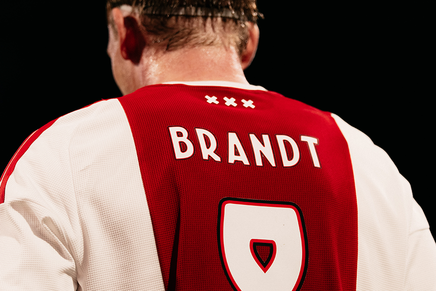 Ajaata Brandt Close Naam 900