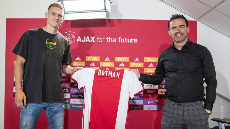 botman-zet-handtekening-onder-nieuw-ajax-contract-1