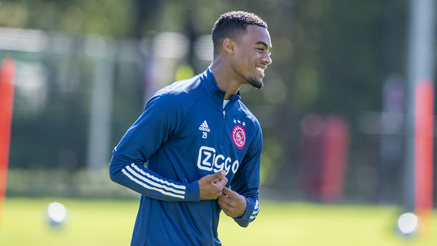 fotos-ajacieden-aan-de-bak-in-zomerse-omstandigheden--3