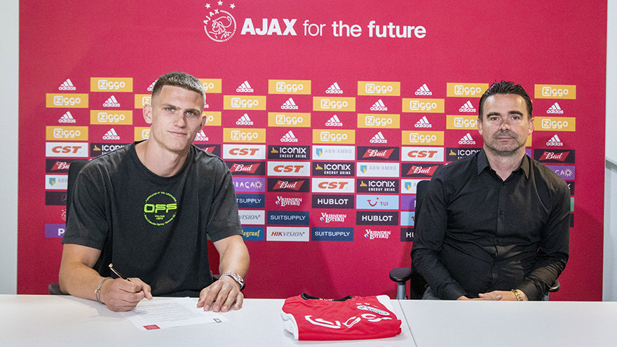 botman-zet-handtekening-onder-nieuw-ajax-contract