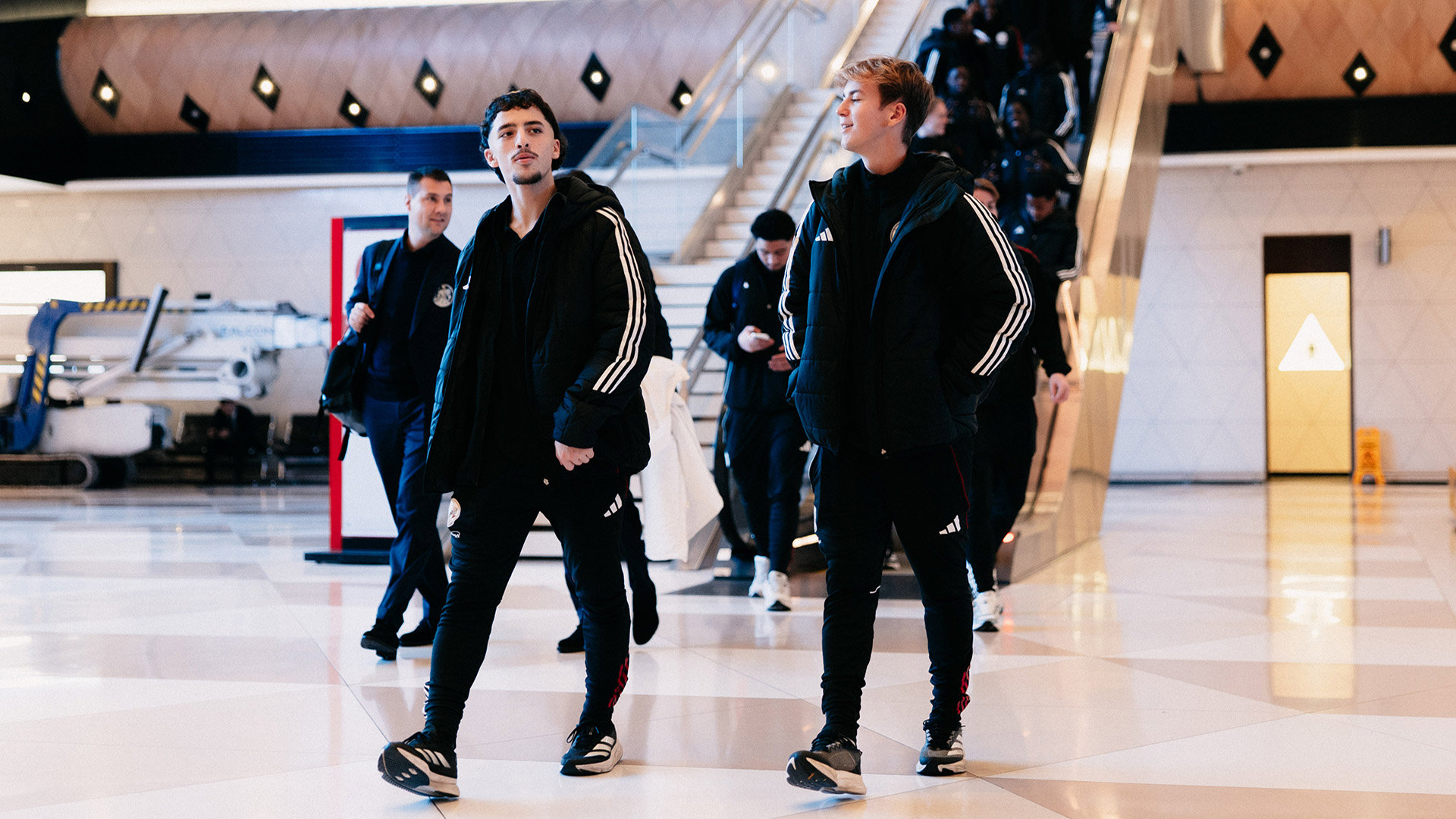 Ajax O19 Vertrek Qarabag 1920